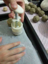 自制绿豆沙月饼做法图解10)
