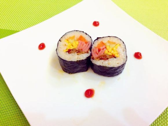 色泽鲜亮的紫菜包饭