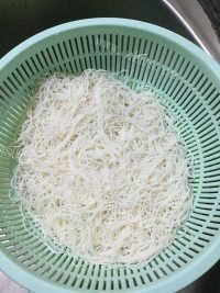 家常炒米粉做法图解1)