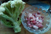 自制菜花炒肉做法图解1)