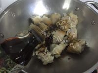 美味萝卜花生猪蹄煲做法图解3)