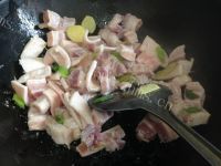 美味的猪肉白菜炖粉条做法图解4)