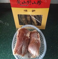 下饭必备的烤笋鸭肉火腿煲做法图解1)