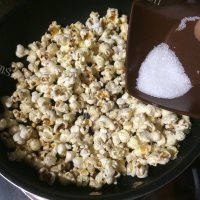 喷香的奶油爆米花做法图解6)