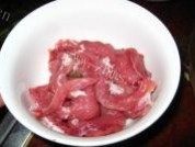 牛肉炒韭苔做法图解1)