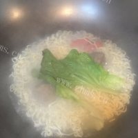 美味的牛肉丸汤面做法图解4)