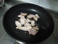 美味的菜花炒肉做法图解2)