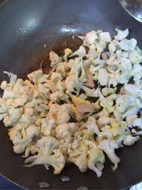 自制菜花炒肉做法图解4)