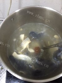 补气养胃花旗参石斛煲竹丝鸡汤做法图解4)