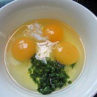 色味俱佳的香葱鸡蛋饼做法图解1)