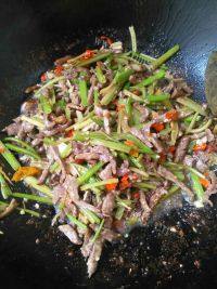 家常菜芹菜炒牛肉做法图解6)