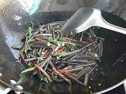 家常菜腊肉炒山蕨