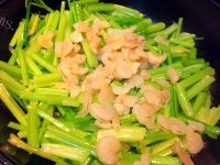 家常菜芹菜炒虾仁做法图解4)