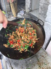鲜美可口的河虾炒韭菜做法图解4)