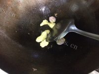 美味佳肴川芎天麻鱼头煲做法图解4)