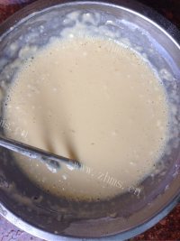 美味的奶香鸡蛋饼做法图解5)