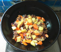 家常美食牛腩咖喱饭做法图解9)