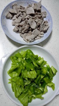 好吃的里脊肉炒青椒做法图解2)