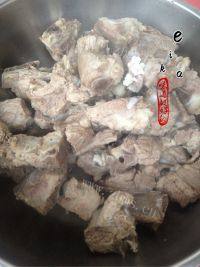 美味的排骨玉米汤做法图解3)