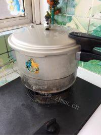 美味的冬瓜海带排骨汤做法图解6)