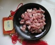家常菜豆干肉丁炒毛豆做法图解2)