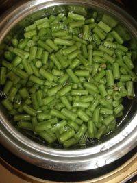 简易版豆角炒肉片做法图解2)