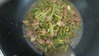家常菜扁豆炒肉做法图解6)