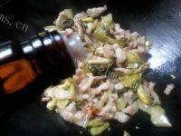 家常菜五花肉炒酸菜做法图解8)