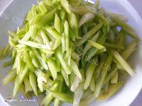家常菜香芹炒腊肉做法图解3)