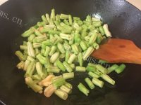 美味的铁锅豆角焖面做法图解9)