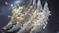 美味的香煎秋刀鱼做法图解3)