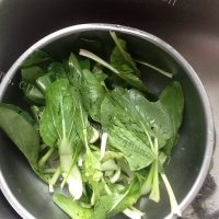 美味的冬瓜骨头汤做法图解4)