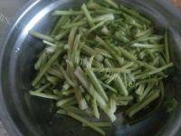 家常菜芹菜炒腊肠做法图解2)