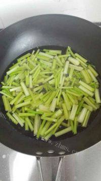 家常菜芹菜炒肉做法图解2)