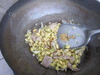 简单好学的黄豆芽炒肉做法图解6)