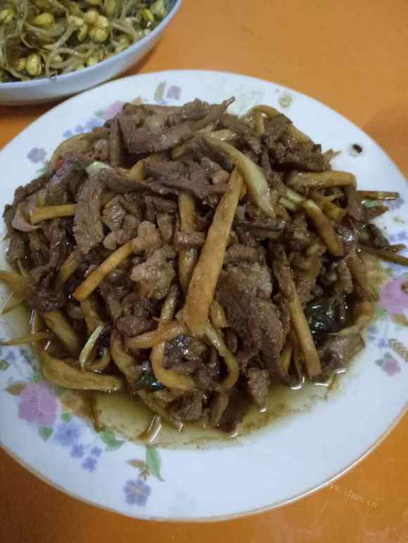 香喷喷的茭白炒肉丝