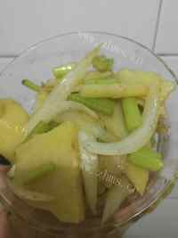 家常菜芹菜炒土豆片