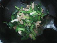 常吃不腻的蒜苗炒肉做法图解5)