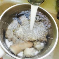 好喝的核桃花生猪尾汤做法图解4)