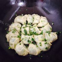 特下饭的韭菜鸡蛋煎饺做法图解15)