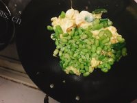 妈妈最爱的蚕豆炒鸡蛋做法图解5)