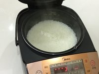 美味的香肠煲仔饭做法图解6)