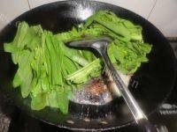 诱人的豆豉鲮鱼油麦菜做法图解5)