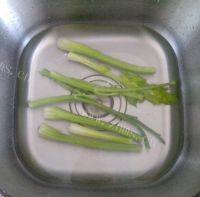 自制芹菜炒肉片做法图解2)