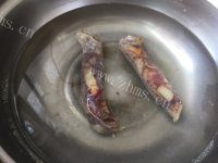 家常青椒炒腊肠做法图解1)