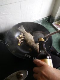 香气浓郁的红烧鲈鱼做法图解4)