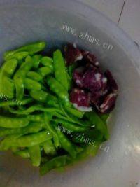 易做的香肠炒荷兰豆做法图解1)
