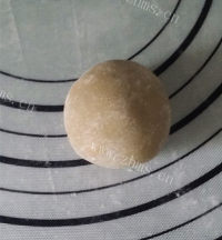 自制广式蛋黄月饼做法图解12)