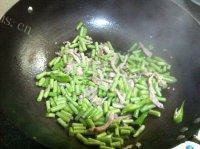 家常菜长豆角炒肉丝做法图解5)
