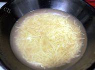 家常土豆丝鸡蛋煎饼做法图解2)